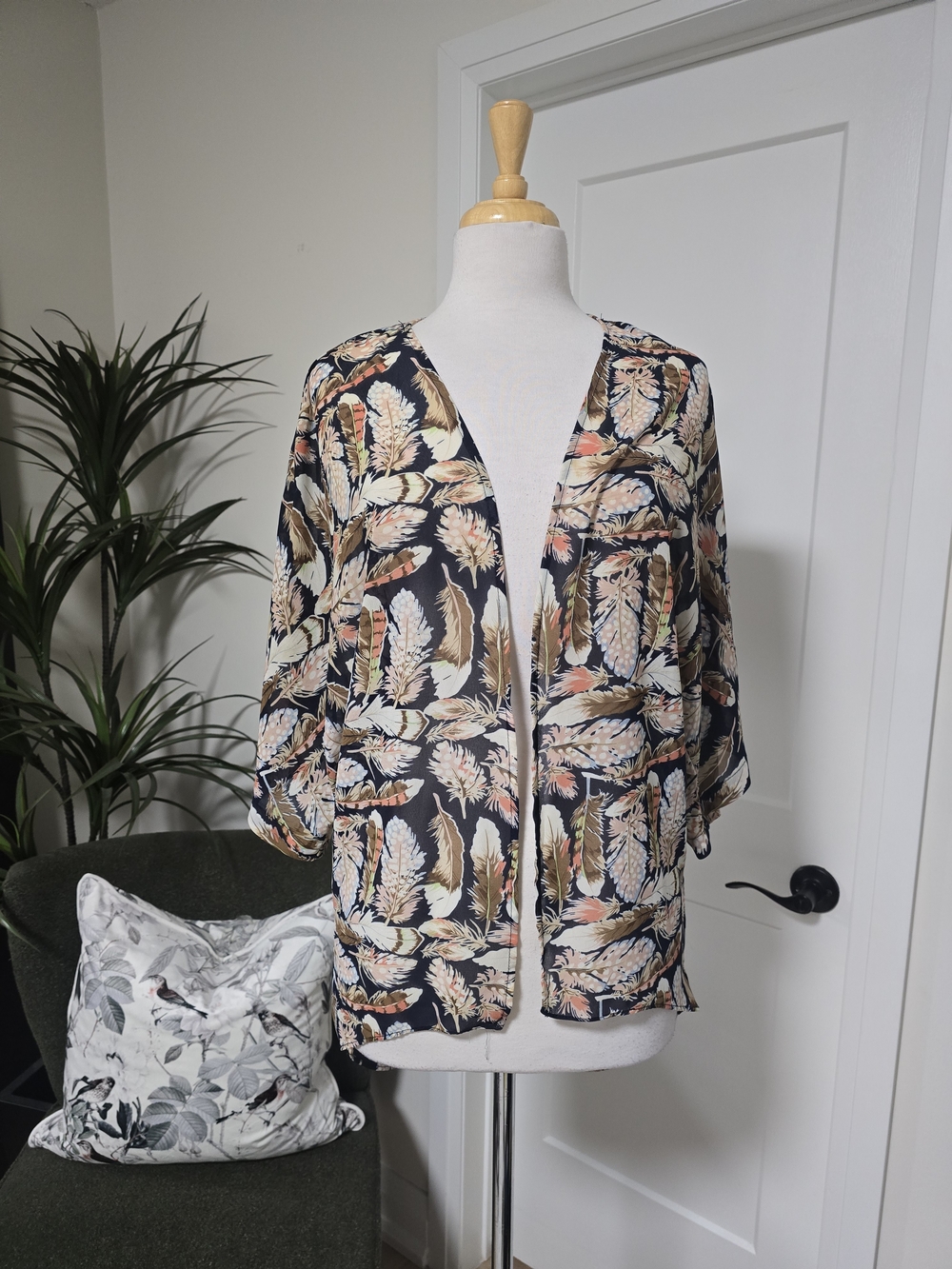 Floral Feather Print Open-Front Kimono Jacket - Black / Beige